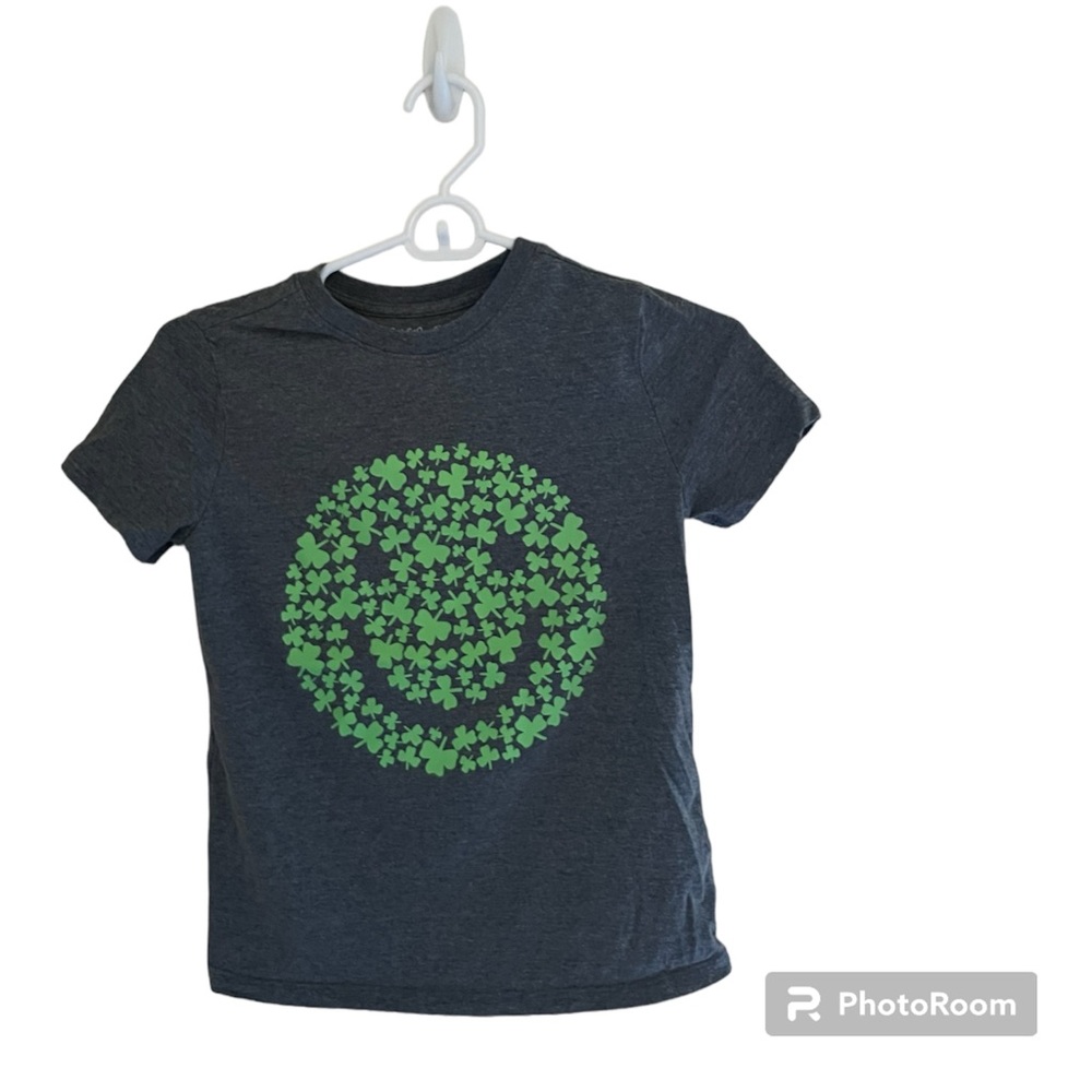 🟢CAT & JACK: Boy’s size M, short sleeve t-shirt w/clover theme smiley face🟢